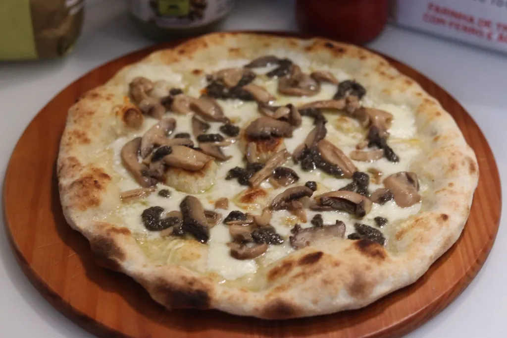 Pizza Cogumelos e Trufa Escura